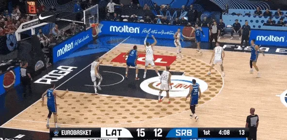 开云官方登录入口-轻松写意！约基奇篮下轻巧上篮再进，首节已得到10分